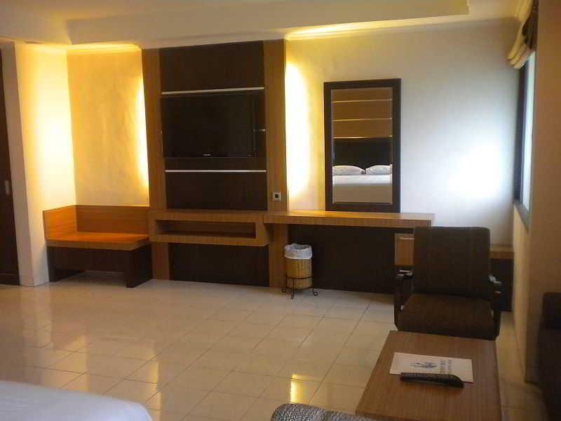 Urbanview Hotel Taman Suci Денпасар Екстериор снимка