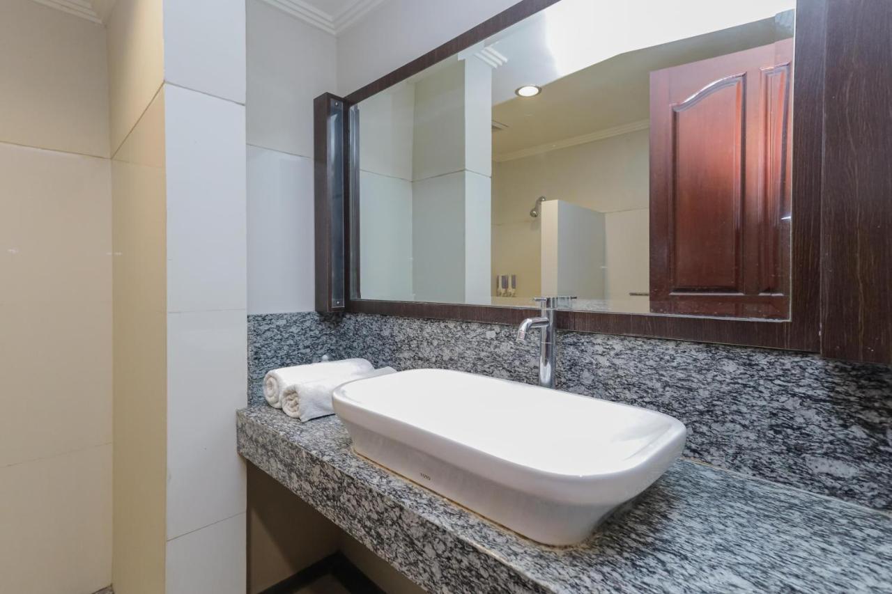 Urbanview Hotel Taman Suci Денпасар Екстериор снимка